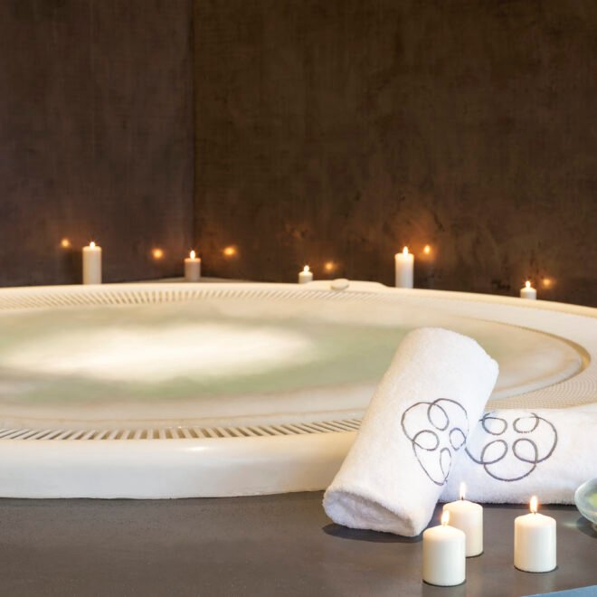 indoor-jacuzzi-candles-towel